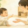 床のマットで、大人と視線を合わせながら手を伸ばしてやりとりする0歳の赤ちゃんの水彩イラスト