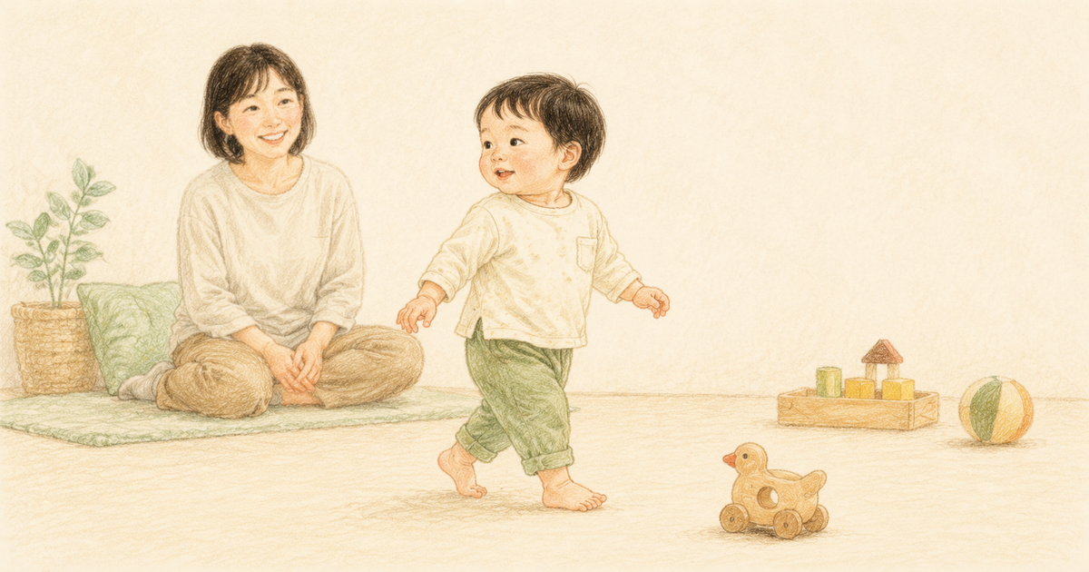 大人を振り返りながら室内を歩き、木のおもちゃへ向かう1歳児のクレヨン画風イラスト