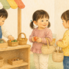 お店屋さんのごっこ遊びで店員と客の役になり、やり取りする3歳児3人のクレヨン風イラスト