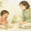 癇癪を起こして泣く幼児のそばで、落ち着いて安全を見守る大人のクレヨン画