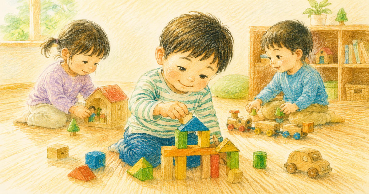 積み木で一人遊びを楽しむ子と、近くで穏やかに遊ぶ子どもたちのクレヨン画