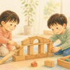 積み木の橋を作り、球を転がして試しながら考えを伝え合う幼児二人を、大人が穏やかに見守るクレヨン画