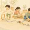 布や木の輪、見立て遊び、友達との共同遊びをそれぞれ楽しむ0～6歳の子どもたち