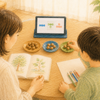 タブレットの丸印を見ながら木の実を小皿に分ける幼児と保護者のクレヨン画