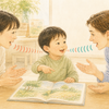タブレット越しの祖母に赤いりんごを見せ、母親と一緒に言葉のやりとりを楽しむ4～5歳の子どものクレヨン画