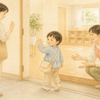 保育園の玄関で保護者に手を振り、保育者に迎えられる3歳ごろの子どものクレヨン画