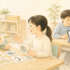 絵カードを使って英語で伝え合い、タブレットで音声を聞き直す小学生4人のクレヨン画